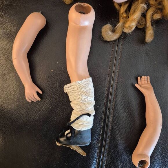 Doll Parts, Vintage 2 legs, 1 body, 1 head & 2 arms - Picture 5 of 16